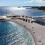 Studio Trstenik With Private Parking Space